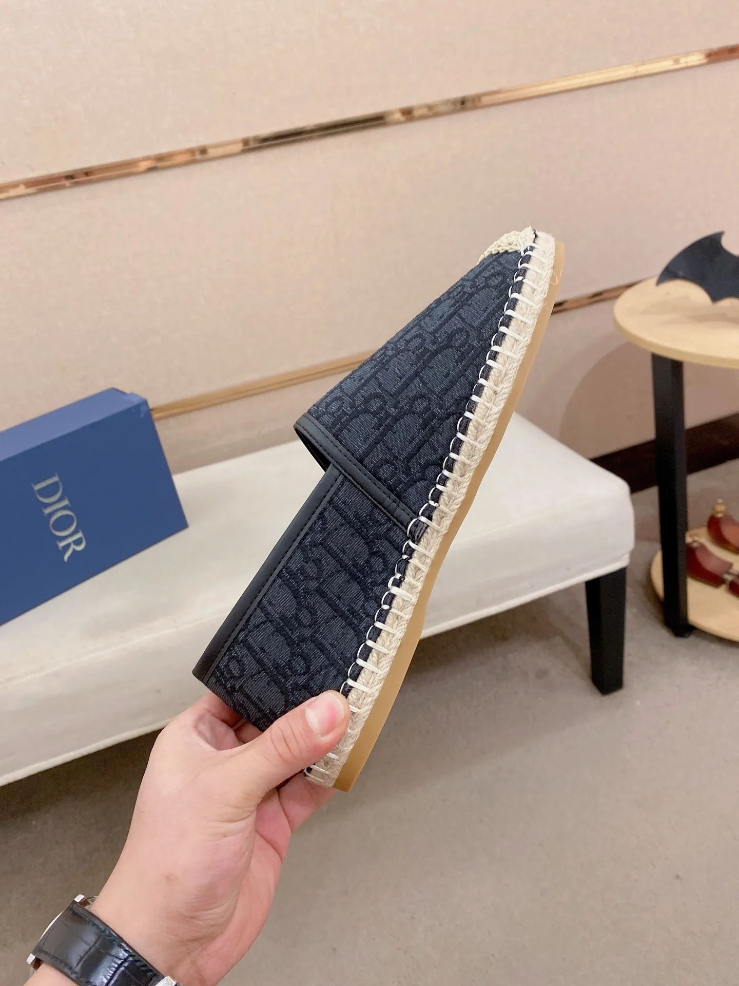 Factory price: 400💰High quality [Dior·Dior] 💫Men's latest slip-on Loaf casual shoes ✔️The original version is available at the counter simultaneously. 1:1 replica🏍️Fabrics: Italian imported fabrics, pure hand-drawn threads, raw rubber breathable and non-slip outsole, lining breathable and comfortable lambskin, 100% comfortable density, original rubber outsole wear-resistant ✔️Code number: 38-44, you deserve it, (Note: 37, 45, 46 can be customized, non-refundable and non-exchangeable)